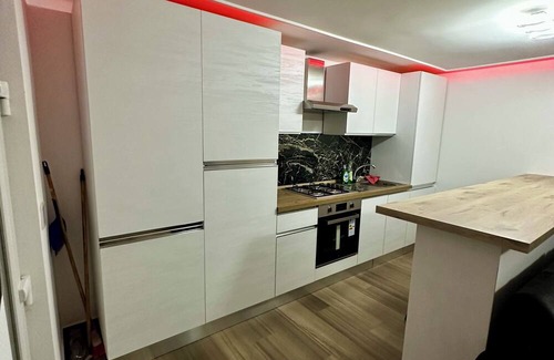 Aprilia House | TRENDY HOME apartment 5 minutes from the sea , and from the train station .