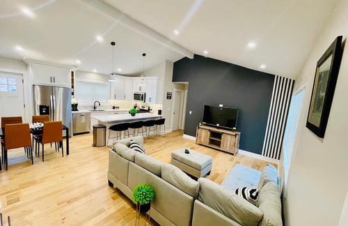 Willowbrook House | Charming 3-bedroom Cottage with AC & WiFi in Willowbrook