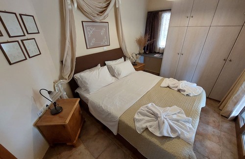 Pylos-Nestoras House | A comfortable and quiet guest house with a nice courtyard.