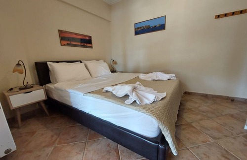 Pylos-Nestoras House | A comfortable and quiet guest house with a nice courtyard.