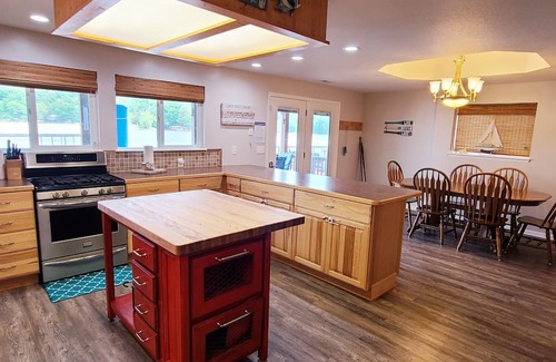 Climax Springs House | Spacious 4bed house w/HotTub, game garage, AC, WiFi