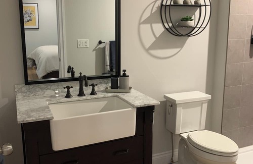 Lakeshore Bed & Breakfast | Spacious suite with queen size bed & beautiful 3 piece ensuite