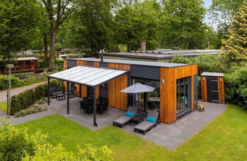 De Hooilanden House | The Veluwe Chalet offers a luxurious and comfortable vacation experience on a spacious plot with a private garden and excellent amenities.