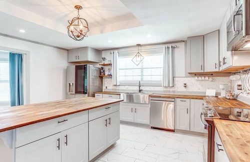 Burnside House | Group Getaway in Gonzales ~ 25 Mi to Baton Rouge!