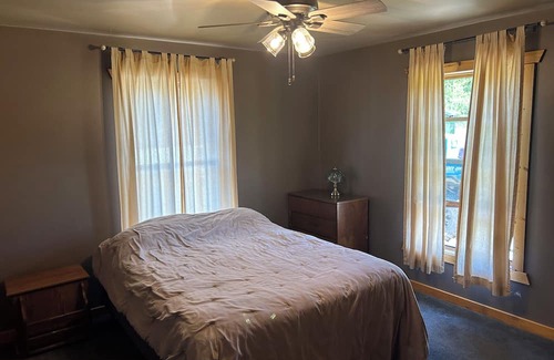 Hannibal Cabin | Cozy 2 bedroom plus sleeping loft cabin in delightful Gilman with AC, WiFi