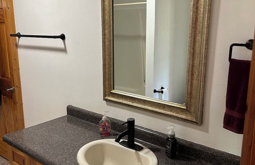 Hannibal Cabin | Cozy 2 bedroom plus sleeping loft cabin in delightful Gilman with AC, WiFi