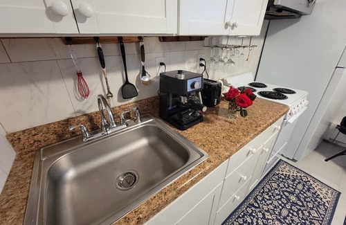 West Roxbury House | Comfy and Chic Boston Apartment