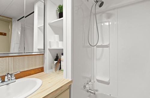 Ridge Manor House | 3 Bed 2 Bath Florida Getaway in Dade City with WiFi, AC, Clubhouse!