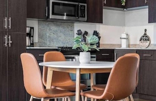 Mission District Apartment | Perfect View| UG Stall| 2 Bed| Mins to Saddledome