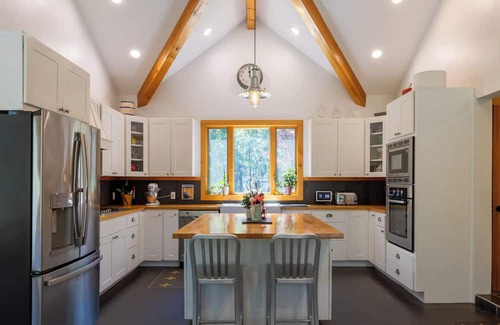 Rhinebeck House | Country Modern 4-bedroom house in delightful Rhinebeck with Pool, AC, WiFi