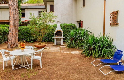 Principina a Mare Apartment | Apartment 'Via Dell'anguilla' with Private Terrace, Private Garden and Balcony