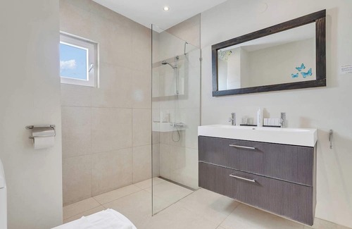 Belnem Apartment | Belmar 18 a 3 bedroom oceanfront apartment fully AC