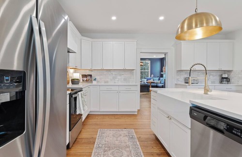 Bowling Green House | Charming 4-bedroom house in Bowling Green with WiFi, AC - 1700s Modern Reno