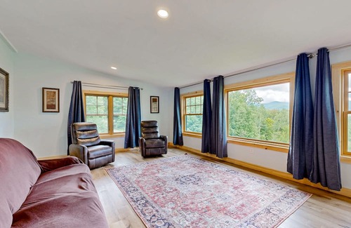 Franconia House | Cozy two-story mountain home with beautiful views & furnished patio