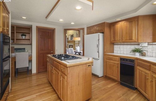 Mount Park House | Cozy 4-bedroom house in tranquil Lake Oswego with AC - great views of Mt. Hood.