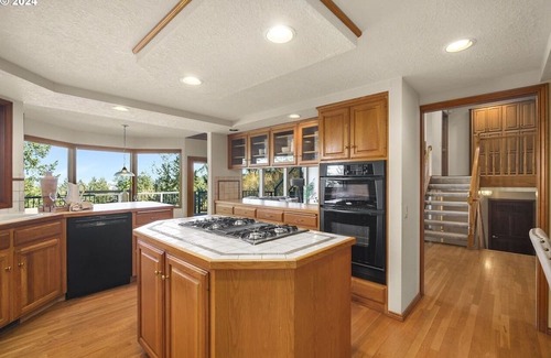 Mount Park House | Cozy 4-bedroom house in tranquil Lake Oswego with AC - great views of Mt. Hood.