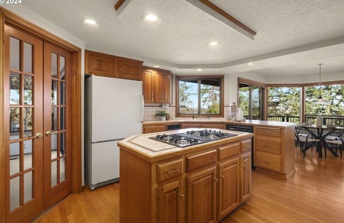 Mount Park House | Cozy 4-bedroom house in tranquil Lake Oswego with AC - great views of Mt. Hood.