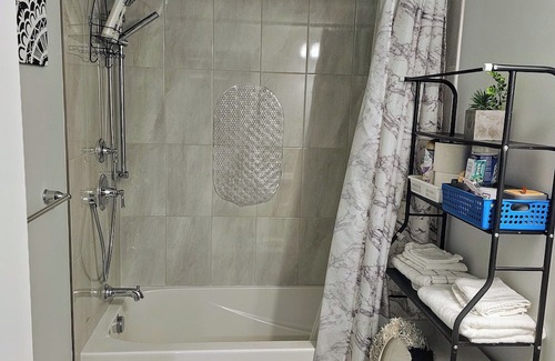 Ottawa Division House | Cozy One room Unit in a House, in a great location in Barrhaven Half Moon Bay.