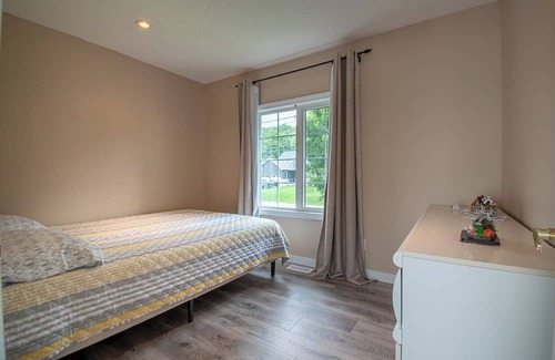 Victoria Harbour Cottage | Robin's Point - Three Bedroom Cottage, Sleeps 6