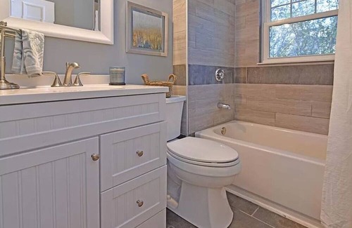 Warwick House | Cozy casa in RI. 15 mins from Providence & 5 from airport. Enjoy the summer here