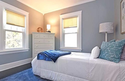 Warwick House | Cozy casa in RI. 15 mins from Providence & 5 from airport. Enjoy the summer here