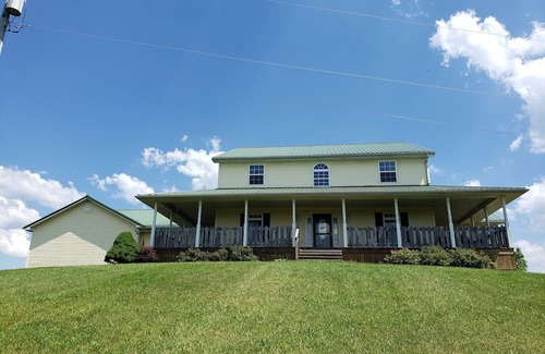 Palestine House | Serenity Ridge Relaxing family getaway with a view.