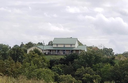 Palestine House | Serenity Ridge Relaxing family getaway with a view.