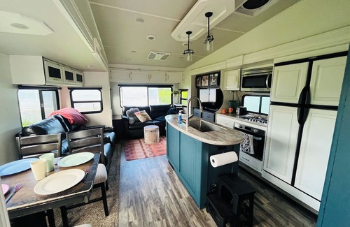 Springfield House | 13 mins U of O and Autzen! 16 acre getaway!