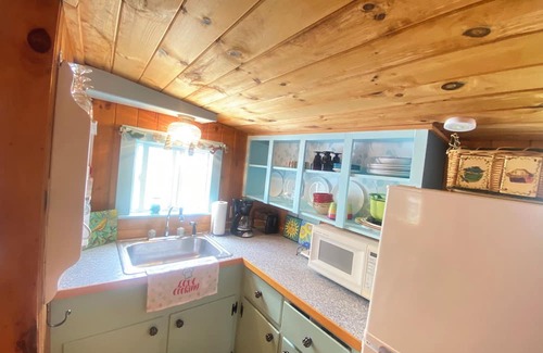 Ogunquit - Wells Cabin | Wells / Ogunquit Cabin. Sleeps 4 Wells /Ogunquit l 10 min car ride beaches