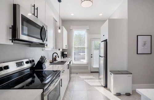 Travis Heights House | Deep in the Heart of SoCo – Main House: Chic 3 BDR, Walk to Dining & Shopping!
