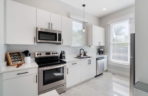 Travis Heights House | Deep in the Heart of SoCo – Main House: Chic 3 BDR, Walk to Dining & Shopping!