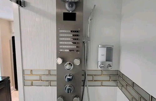 Reading House | Two blocks away from Santana Arena in the heart of the city of Reading