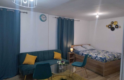 Conflans-Sainte-Honorine Apartment | Homerez - Studio Conflans, lake view