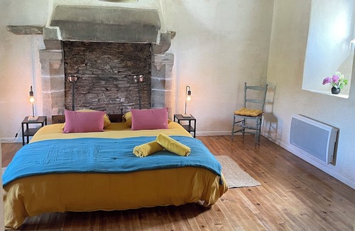 Lanneanou House | Manoir 16 ème Siècle Rénové, 6 Couchages Terrain de Tennis et Étang Privatif