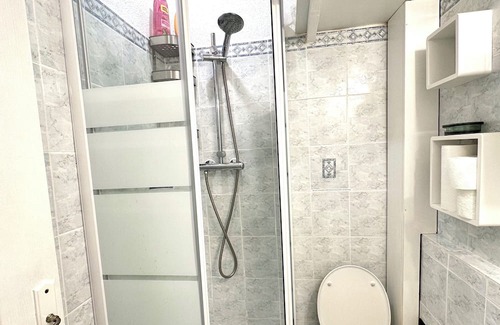 Vernier Apartment | 10-15 min to train, sea, marketplace