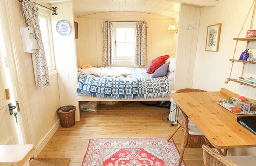 Hollow Meadows Cottage | THE SHEPHERD'S HUT, romantic, with a garden in Stocksbridge