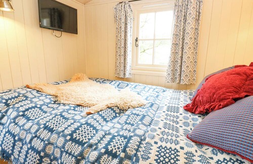 Hollow Meadows Cottage | THE SHEPHERD'S HUT, romantic, with a garden in Stocksbridge