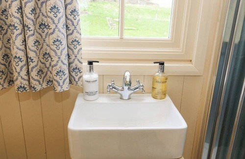 Hollow Meadows Cottage | THE SHEPHERD'S HUT, romantic, with a garden in Stocksbridge