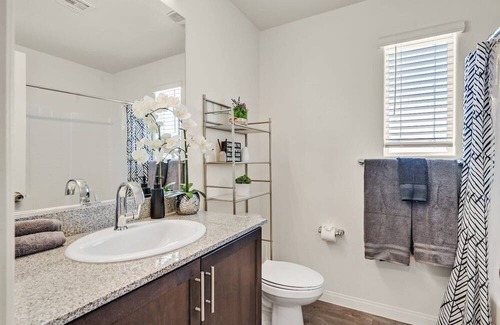 North Las Vegas House | New! 3BR Vegas Townhouse, sleeps 6, w Pool Access