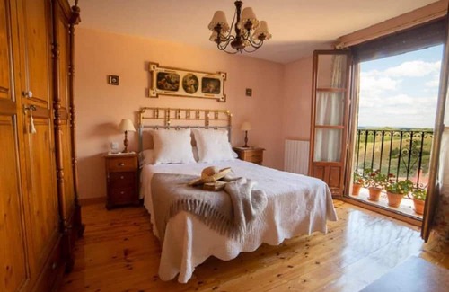 Pinilla de los Barruecos Apartment | Apartment 'Chanin 2' with Mountain View, Private Terrace and Wi-Fi