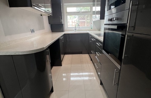 Ealing Broadway Apartment | Bright and modern flat 5 mins from Ealing Broadway station and town centre