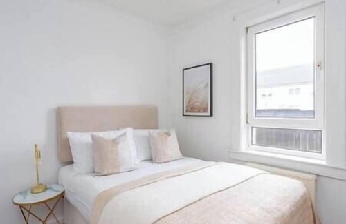 Shotts Apartment | Vibrant & Modern 2-bedroom Apartment between GLA/EDI