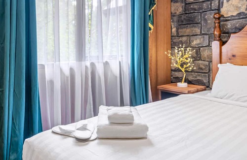 Emerald Apartment | Little Acorn