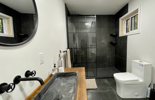 Gore Cottage | Beautiful brand new cottage in Gore, with spa and private access to Lake Baron