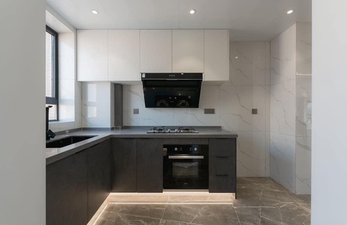 Huangpu Apartment | Walk 10 minutes to the Bund & People‘s Square & Yu Garden! 3 Bedrooms Apartment