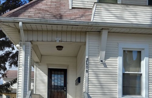 South Chicago Heights Apartment | 2-bedroom apartment in South Chicago Heights with AC.