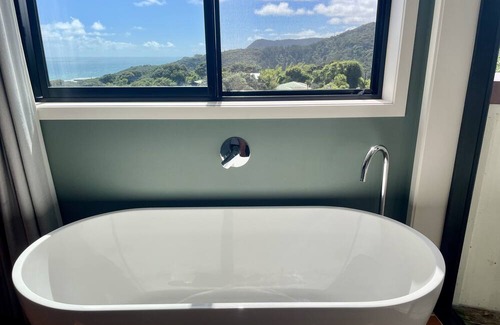 Piha House | Panoramic Views. Modern Batch. Walk to the beach.