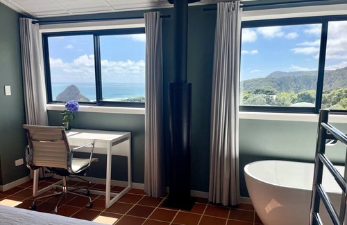 Piha House | Panoramic Views. Modern Batch. Walk to the beach.
