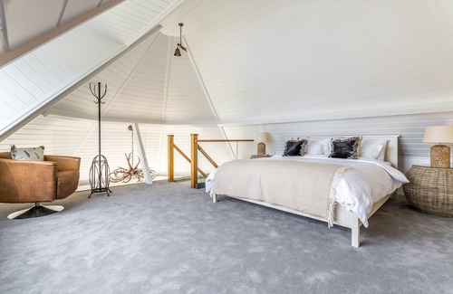 Pulborough Cabin | A tranquil Boathouse tailor-made for couples seeking a luxurious getaway.
