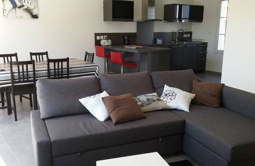 Port District House | Spacious house with swimming pool close to the beach